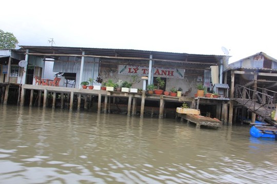 Cà[-]Mau:[-]Độc[-]đáo[-]cảnh[-]lấy[-]sông[-]làm[-]mặt[-]tiền[-]nhà
